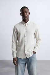 Men’s Tailored Slim Fit Linen Blend Shirt in beige by tomato store, paired with light wash jeans.