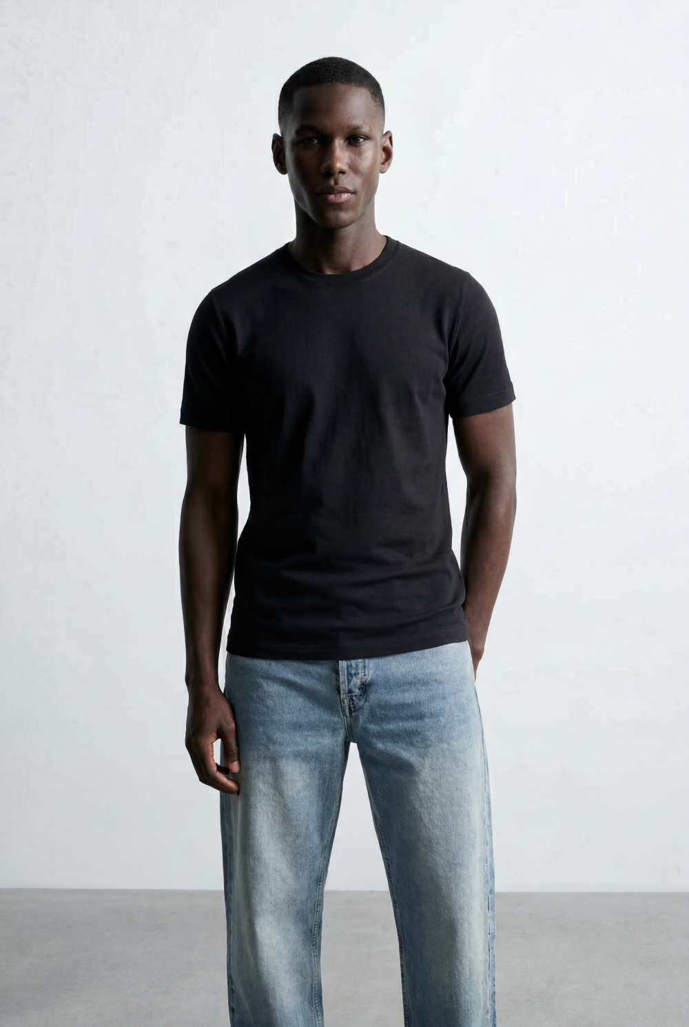 Men’s Small Sleeve Logo Detail Plain T-Shirt