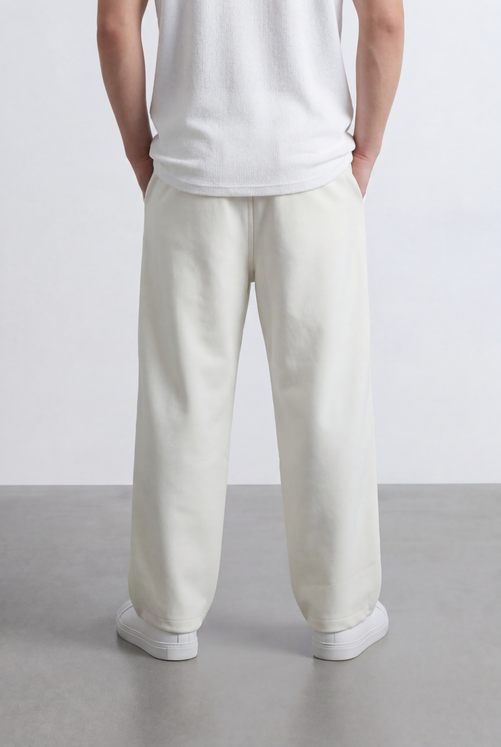 Men’s Oversize Sweatpants Minimal Logo Detail